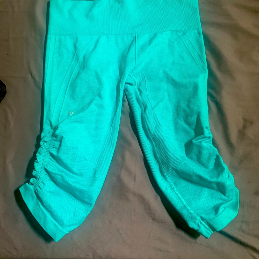 Lululemon size 8 teal leggings.